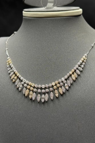 طقم ذهب ابيض واصفر تصميم الماس عيار 18 وزن 11.6 جر...