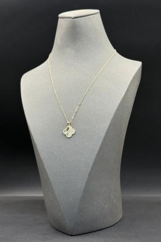 عقد ذهب عيار 18 بتصميم وردة وزن من 2.2 إلى 2.3 جرا...