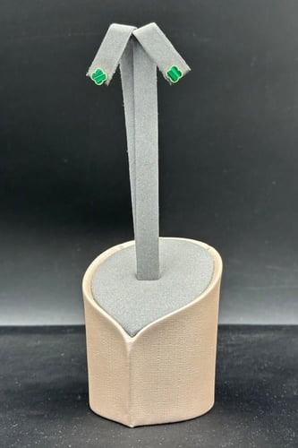 حلق وردة ذهب مع صدف اخضر عيار 18 وزن من 0.9 الى 1...