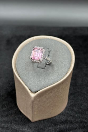 خاتم ذهب عيار 18 انيق مع فص وردي وزن من 4 الى 4.1...