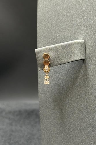 طقم خلية مع باقيت ذهب تصميم الماس عيار 18 وزن 11.1...