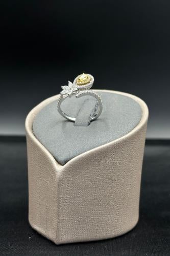 خاتم الماس وزن الذهب : 3.2 جرام وزن الألماس : 0.53...