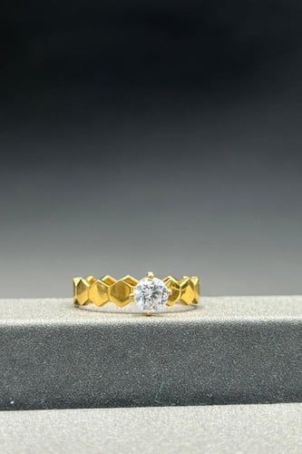 دبلة الخلية مع فص سوليتير ذهب تصميم الماس عيار 18...