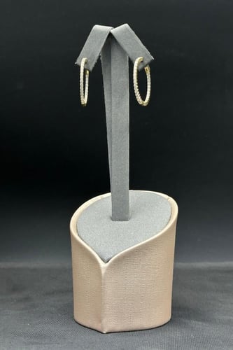 حلق تنس ذهب تصميم الماس عيار 18 وزن من 6.7 الى 6.8...