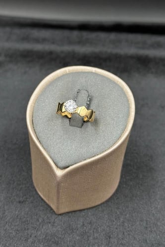 دبلة الخلية مع فص سوليتير ذهب تصميم الماس عيار 18...