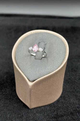 خاتم ذهب ابيض عيار 18 تصميم فص وردي ناعم وزن 1.4 ج...