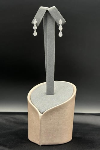 حلق الماس وزن الذهب : 2.95 جرام وزن الألماس : 0.99...