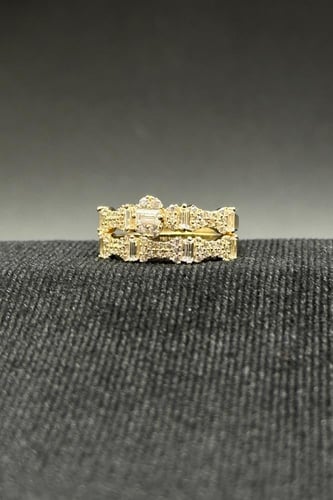 دبلة توينز ذهب مع باقيت تصميم الماس عيار 18 وزن 3....