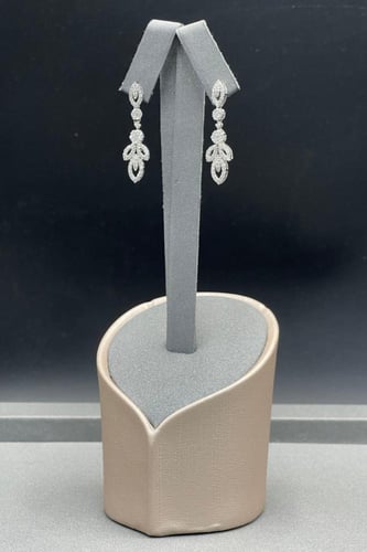 حلق ذهب ابيض تصميم الماس عيار 18 وزن 5.6 جرام