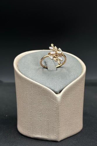 خاتم الماس وزن الذهب : 3.14 جرام وزن الألماس : 0.1...