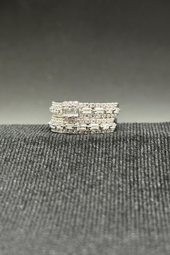 دبلة توينز ذهب ابيض مع باقيت تصميم الماس عيار 18 و...