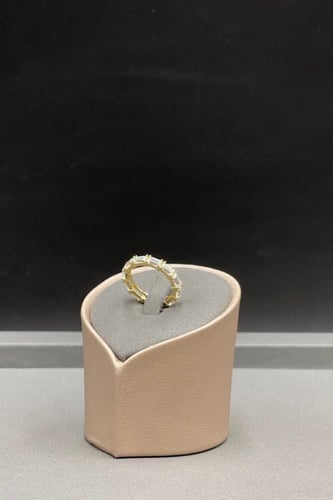 دبلة ذهب تصميم الماس عيار 18 وزن من 3.2 الى 3.4 جر...