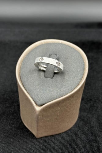 دبلة وردة ذهب ابيض تصميم الماس عيار 18 وزن 2.9 جرا...