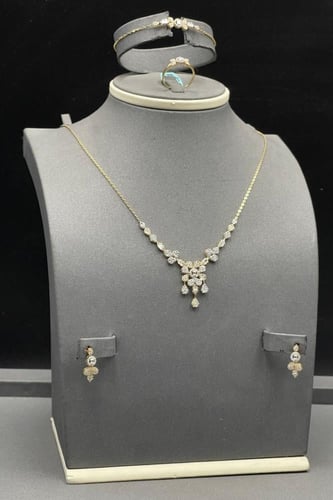 طقم وردة مع باقيت ذهب تصميم الماس عيار 18 وزن 10.6...