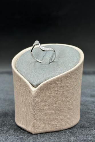 خاتم ذهب ابيض عيار 18 بتصميم الماسي انسيابي وزن 1....