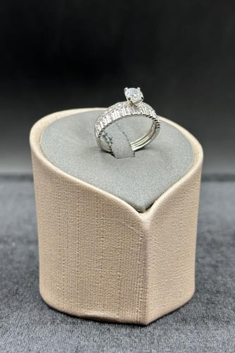 دبلة توينز ذهب ابيض مع فص سوليتير عيار 18 وزن 3 جر...