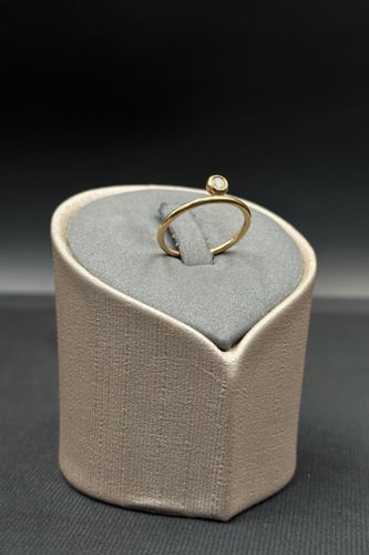 خاتم الماس وزن الذهب : 1.69 جرام وزن الألماس : 0.1...