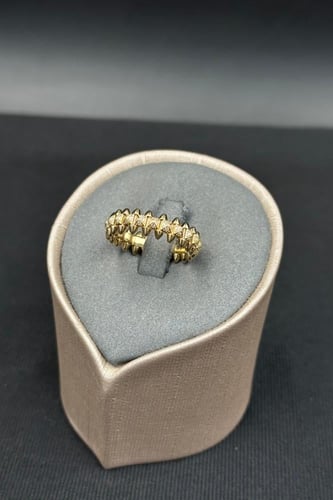 دبلة ذهب تصميم الماس عيار 18 وزن من 6.4 الى 6.5 جر...