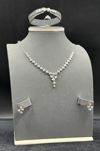 طقم ذهب ابيض تصميم الماس عيار 18 وزن 9.4 جرام