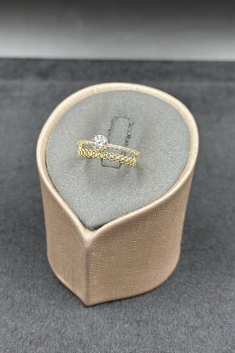 دبلة ذهب تصميم الماس عيار 18 وزن 2.3 جرام