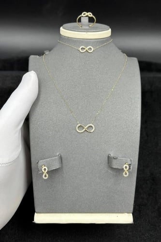 طقم انفنتي ذهب عيار 18 وعد اللانهاية وزن 2.6 جرام