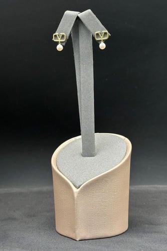 حلق ذهب مع لؤلؤ عيار 18 وزن من 1.8 الى 1.9 جرام