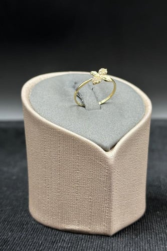 خاتم ذهب ناعم عيار 18 بتصميم وردة الماسي وزن 0.9 ج...