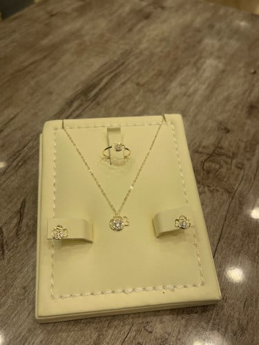 طقم اطفال ذهب تصميم الماس شكل سمكة