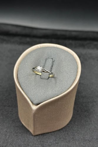 خاتم ذهب ناعم عيار 18 تصميم الماس مع فص سوليتير وز...