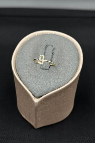 خاتم مستطيل ذهب تصميم الماس عيار 18 وزن 0.4 جرام