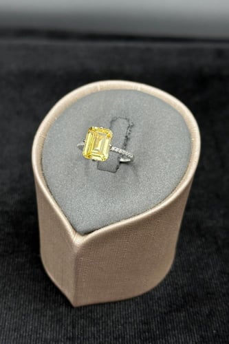 خاتم ذهب ابيض مع فص فانسي عيار 18 وزن من 2.8 الى 3...