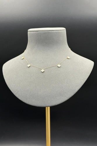 شوكر وردات ذهب مع صدف ابيض عيار 18 وزن 1.2 جرام