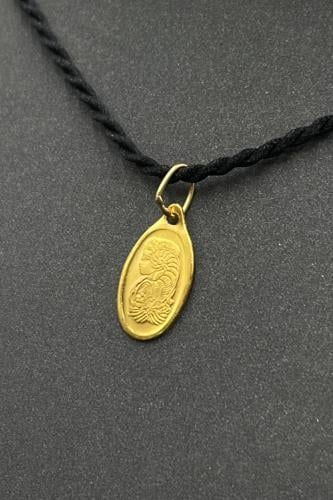 سبيكة ذهب وزن 1 جرام عيار 24 شكل بيضاوي مع عروه