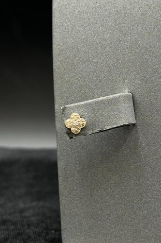 طقم دورين وردة ذهب تصميم الماس عيار 18 وزن 2.2 جرا...