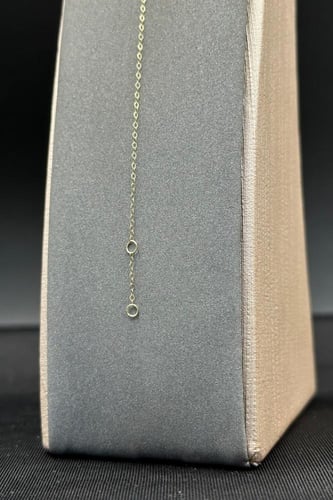 عقد مع اسوارة ذهب مع صدف ابيض عيار 18 وزن 0.9 جرام