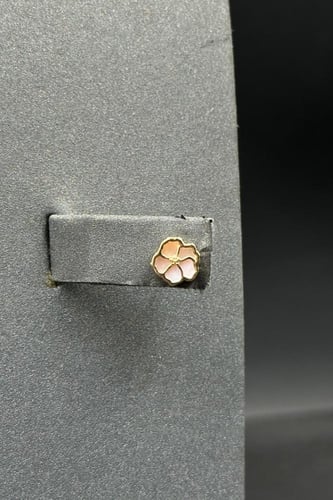 طقم وردة مع فراشة ذهب مع صدف وردي عيار 18 وزن من 6...