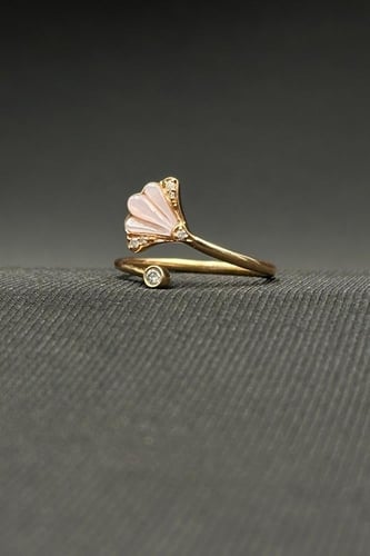 خاتم الماس وزن الذهب : 2.06 جرام وزن الألماس : 0.1...