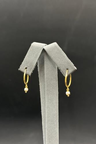 حلق ذهب مع صدف ابيض عيار 21 وزن من 0.5 الى 0.6 جرا...