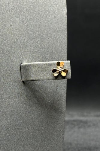 طقم زهرة ذهب تصميم الماس عيار 18 وزن 4.9 جرام