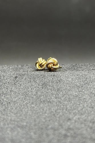 حلق ذهب ناعم عيار 18 تصميم مكرونة عصري وزن 0.9 جرا...