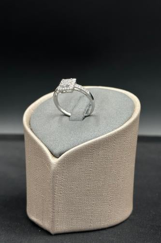 خاتم الماس وزن الذهب : 1.97 جرام وزن الألماس : 0.2...