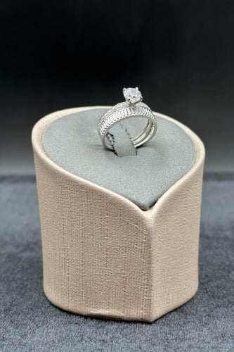 دبلة توينز ذهب ابيض مع فص سوليتير عيار 18 وزن 2.8...