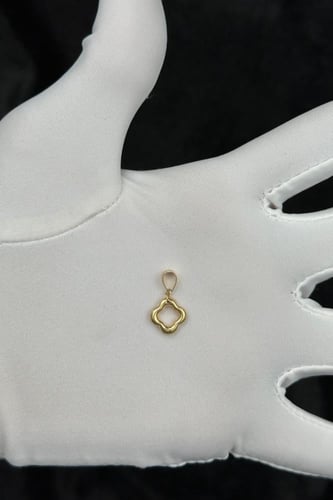 تعليقة اطفال وردة مفرغة ذهب صافي عيار 18 وزن 0.7 ج...