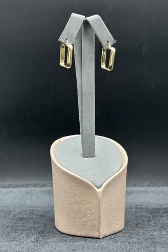 حلق مربع ذهب صافي ايطالي عيار 18 وزن 1.6 جرام