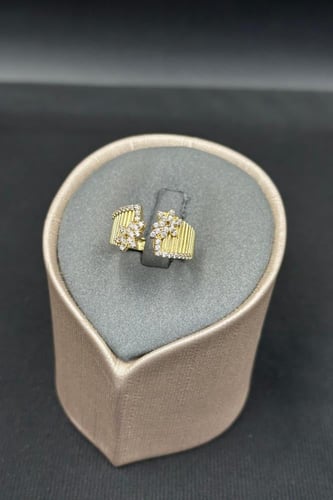 خاتم ذهب فخم عيار 18 زهرة تصميم الماسي عصري وزن 3....