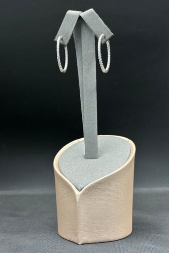 حلق تنس ذهب تصميم الماس عيار 18 وزن من 6.7 الى 6.8...