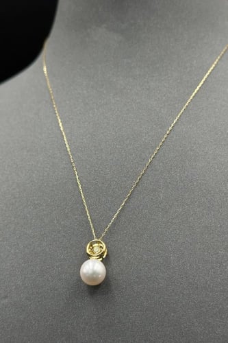 عقد الماس مع لؤلؤ وزن الذهب : 2.4 جرام وزن الألماس...