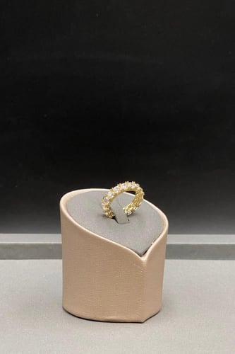 دبلة مع فصوص ذهب تصميم الماس عيار 18 وزن 4.3 جرام