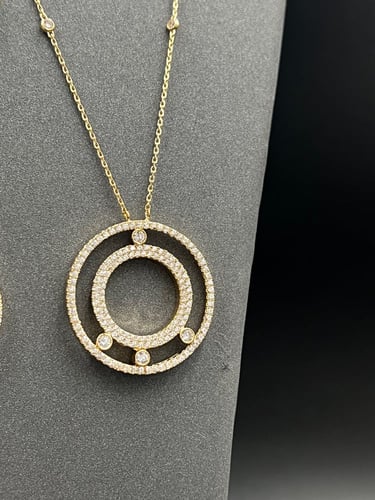 شال دائري ذهب عيار 18 ايطالي بتصميم الماس وزن 9.8...