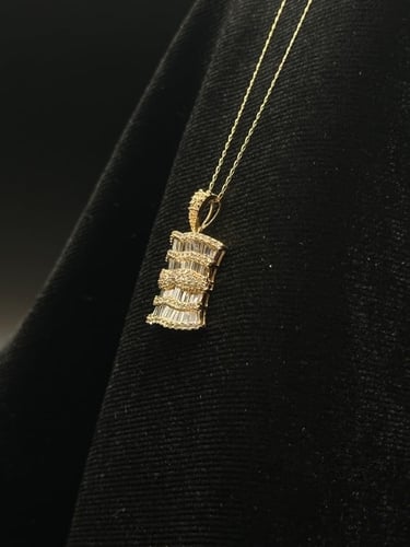 عقد ذهب الماس بتصميم فريد يضفى لمسة فاخرة على اطلا...